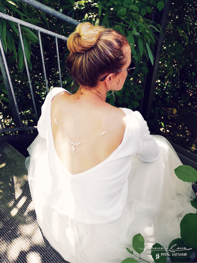 Jersey de mariée avec encolure au dos P5303 Forever & Eva main product photo