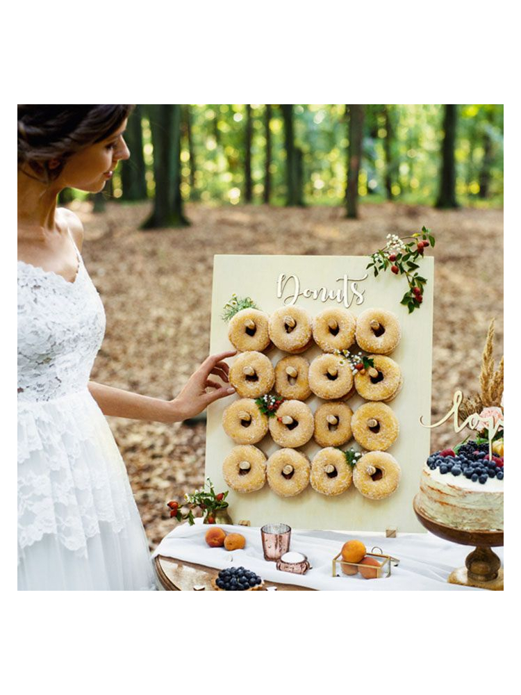 Mur de donuts en bois main product photo